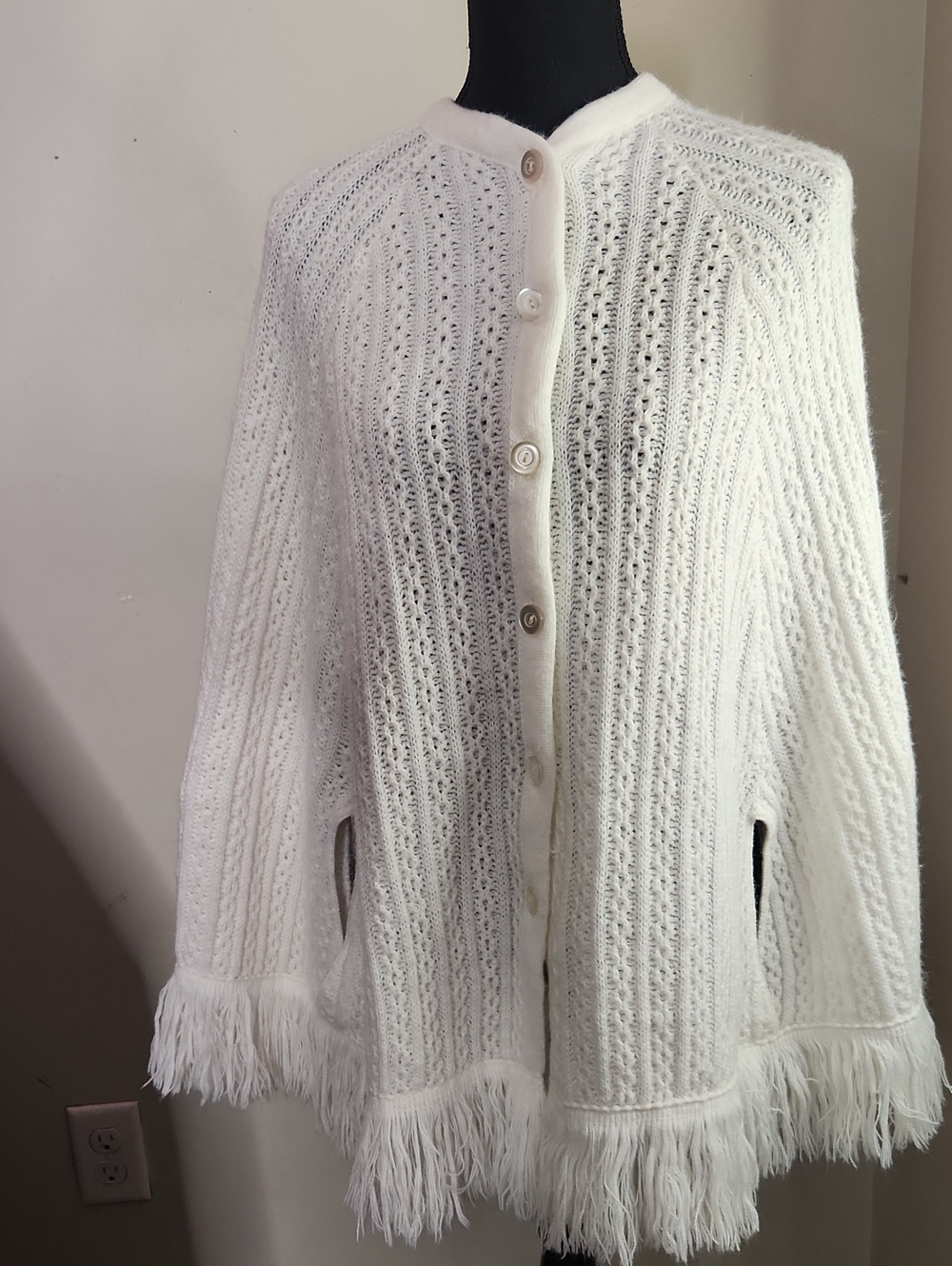 Vintage Sally Gee White Women's Chunky Knit Button-Front Cape with Fringe